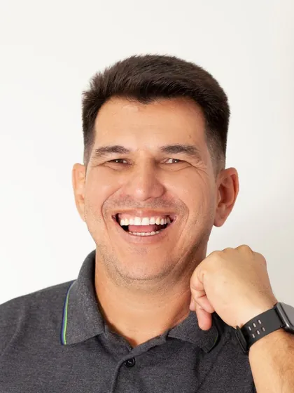 Homem sorrindo, retrato